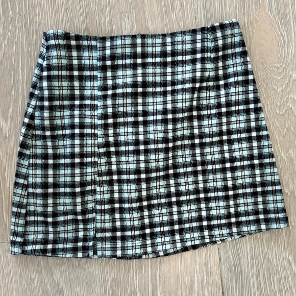 Cute plaid girls skirt medium (7/8) - Picture 2 of 4